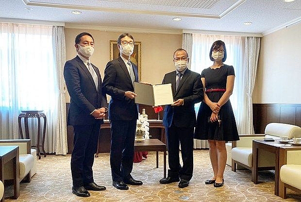Ông Takayoshi Futae (thứ 2 từ trái sang) trao tượng trưng số tiền 100 triệu Yên Nhật cho Đại sứ Việt Nam tại Nhật Bản Vũ Hồng Nam. (Nguồn: Vietnam+)