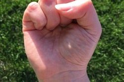 Ngón tay cái đặt trên ngón giữa khi nắm tay,đoán tính cách theo cách người Nhật  Học theo người Nhật đoán tính cách qua cách nắm tay
