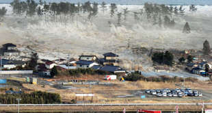 Những cơn sóng thần nhấn chìm các ngôi nhà ở Natori, tỉnh Miyagi. 