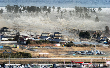 Những cơn sóng thần nhấn chìm các ngôi nhà ở Natori, tỉnh Miyagi. 