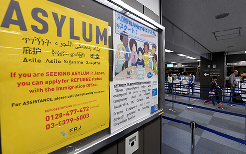 thông tin về việc xin tị nạn gần quầy soát hộ chiếu của văn phòng di trú sân bay quốc tế Narita, Tokyo, Nhật Bản.