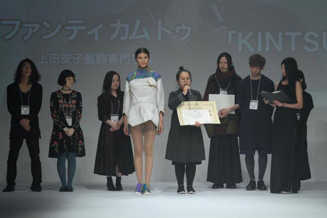  Cô gái Việt tài năng phát biểu trong giây phút nhận giải quán quân Tokyo New Designer Fashion Grand Prix 2016. 