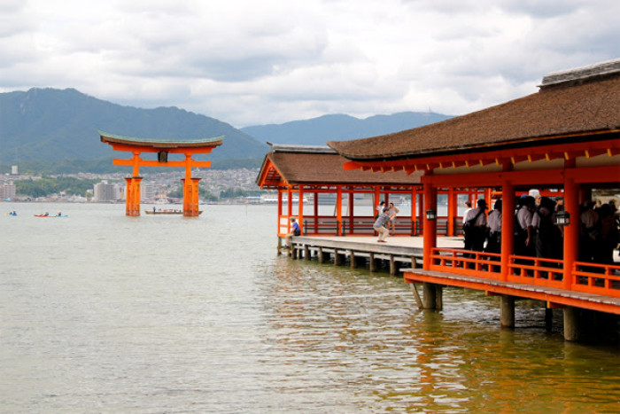 Nằm trên đảo Miyajima thuộc tỉnh Hiroshima, đền Itsukushima hay còn gọi là thần xã Itsukushima là công trình thần đạo quan trọng của du lịch Nhật Bản
