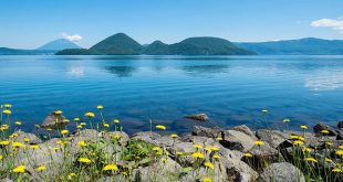 Hồ Toya: Một hồ núi lửa nằm trong Vườn quốc gia Shikotsu-Toya, gần Noboribetsu.