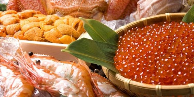 Hokkaido là nơi có nguồn hải sản phong phú và tươi ngon. Bạn có thể thưởng thức sashimi tươi ngon với cá hồi (salmon), cá trích, tôm hùm, hàu, sò điệp và nhiều loại hải sản khác.