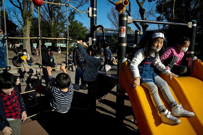 Trẻ em tại Tokyo tụ tập vui chơi giữa mùa dịch. Ảnh: Reuters