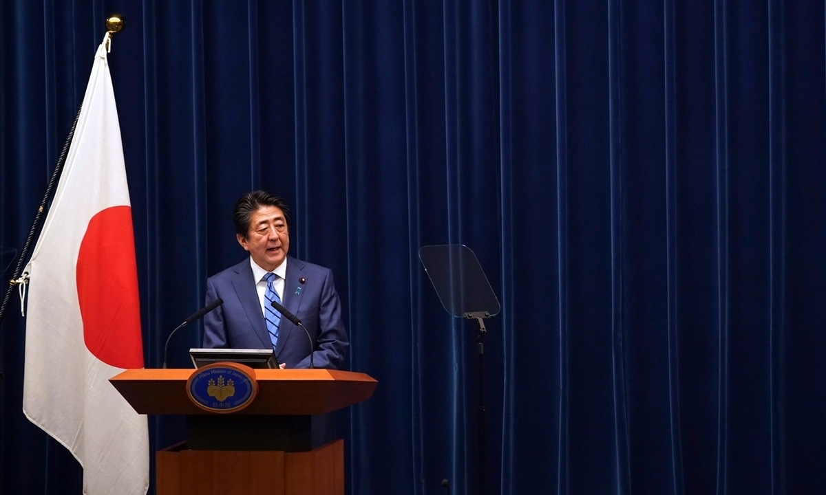 Thủ tướng Shinzo Abe đọc tuyên bố chung, sau phiên họp với IOC. Ảnh: AP.