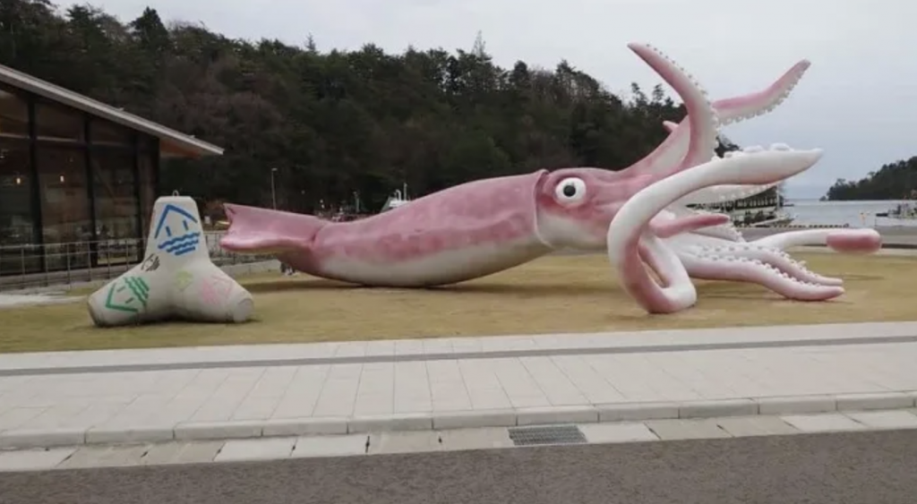 Tượng mực khổng lồ ở  thị trấn Noto, quận Hosu, tỉnh Ishikawa, Nhật Bản