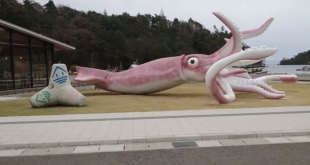 Tượng mực khổng lồ ở thị trấn Noto, quận Hosu, tỉnh Ishikawa, Nhật Bản