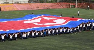 Học sinh kéo cờ Triều Tiên tại trường phổ thông Tokyo Triều Tiên ở Tokyo (Ảnh: AP)
