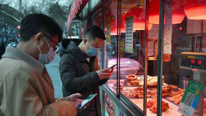 Người dân Bắc Kinh đeo khẩu trang khi mua sắm bên ngoài.