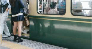 Cảnh giác với chiêu: Quay lén dưới váy phụ nữ tại ga tầu điện Nhật Bản