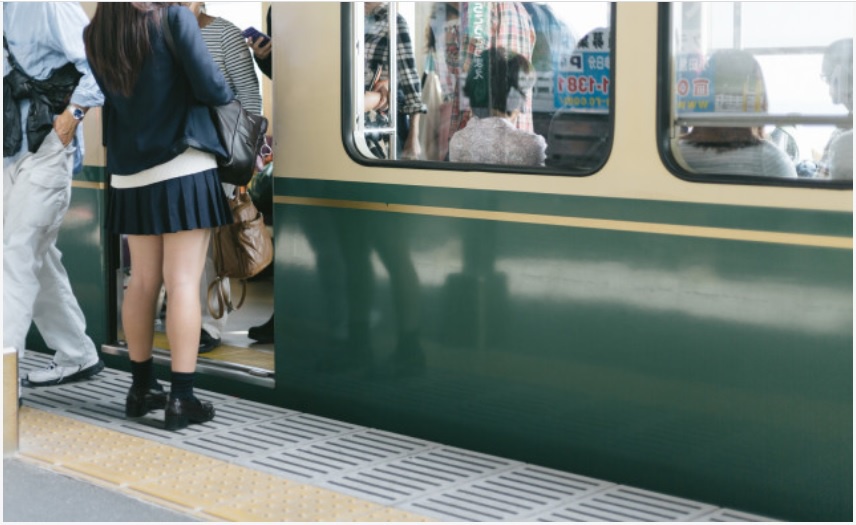 Cảnh giác với chiêu: Quay lén dưới váy phụ nữ tại ga tầu điện Nhật Bản