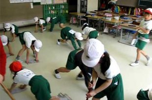 Học sinh tiểu học ở Nhật tự lau dọn lớp học