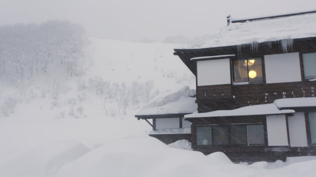Ngôi nhà lọt thỏm trong biển tuyết ở Nhật Bản